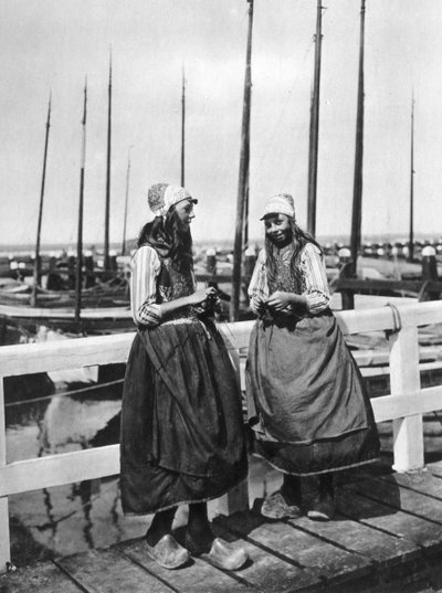 To jenter på landingsscenen, Marken, Nederland, c1934 av Unbekannt