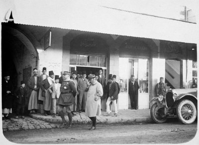 To offiserer fra den franske fremmedlegionen, Syria, 1900-tallet av Unbekannt