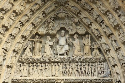 Tympanum til portalen til den siste dommen: dommens Kristus. Ved hans side, på hans knær, går Jomfru Maria og St. Johannes i forbønn for sjelers frelse. Amiens katedral, Amiens, Frankrike av Unbekannt