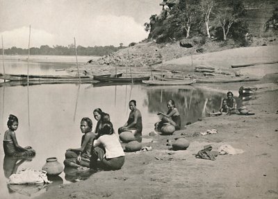 Typisk elvesidescene på den store Irrawaddy - Kvinner som bader og trekker vann, 1900. av Unbekannt
