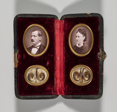 Uten tittel etui med portretter av mann og kvinne og hårpynt, ca. 1870-årene. av Unbekannt