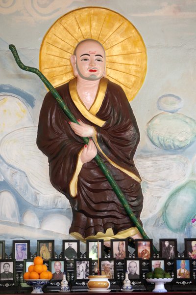 Van Hanh zen buddhistkloster. Buddhistmunk over vietnamesisk alter for forfedre. Ærkelsen av de døde. Dalat. Vietnam av Unbekannt