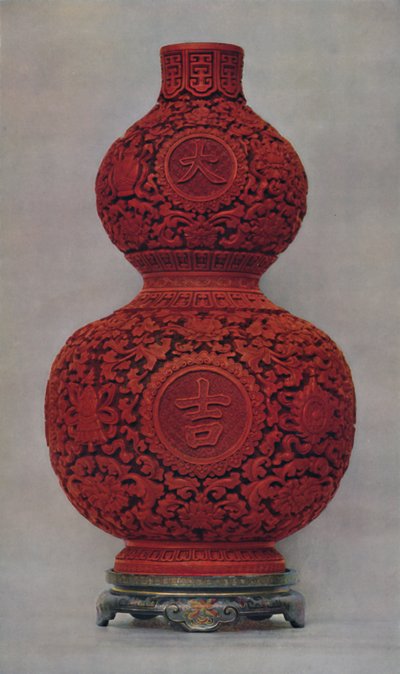 Vase av utskåret rød lakk på olivengrønn grunn med stativ av flat lakk, 1928 av Unbekannt