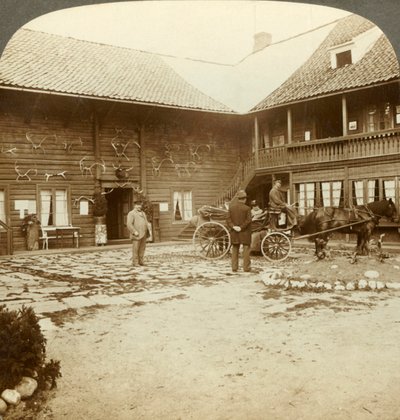 Victoria Hotel, utsmykket med reinsdyrgevir, på Kongsberg, i det ulendte Norge, c1905. av Unbekannt