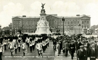 Victoria Memorial, Buckingham Palace and Guards, London, 1930-tallet. av Unbekannt