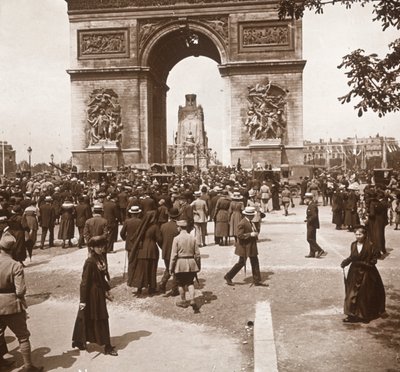 Seiersfeiring, sivile ved Triumfbuen, Paris, Frankrike, juli 1919. av Unbekannt