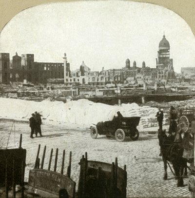 Utsikt fra Moulder School distribusjonsstasjon, som viser tonnevis med mel på fortauet, 1906. av Unbekannt