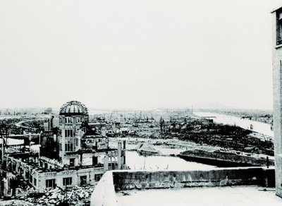 Utsikt over byen Hiroshima etter eksplosjonen av atombomben: ruin av Agricultural Exhibition Palace av Unbekannt