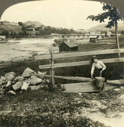 Landsbykirke og hjem i Kongsberg, ved siden av strykene i Laagen, Norge, c1905. av Unbekannt