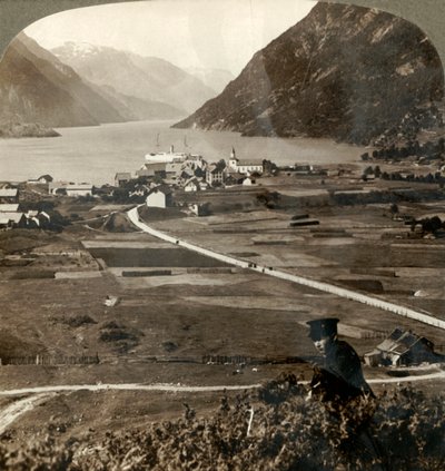 Landsbytak og solrike jorder i Odde, N. opp den smale fjellveggede Sorfjorden, Norge, 1905. av Unbekannt
