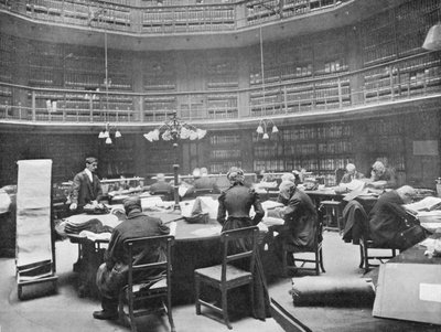 Besøkende søker gjennom bind på Public Record Office, Chancery Lane, London, 1903 av Unbekannt