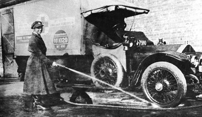 Frivillig engelsk kvinnelig sjåfør vasker ned ambulansen hennes, Cambridge, første verdenskrig, 1915 av Unbekannt
