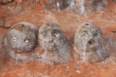 Voodoo-fetisjer ved inngangen til et kloster. Togoville, Togo av Unbekannt