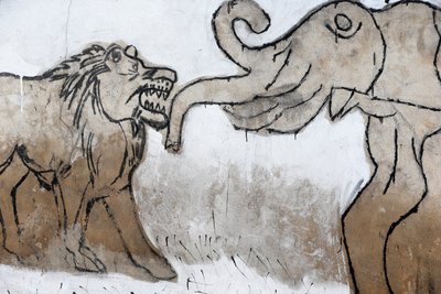 Voodoo veggmaleri på Akodessewa Fetish Market, kjent som verdens største voodoo-marked. Elefant og løve. Lomé, Togo av Unbekannt