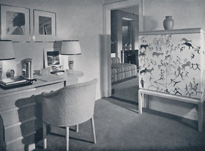 W. & J. Sloane. Fotografers hobbyrom som viser et skrivebord i naturlig eik, et håndvevd belegg på t av Unbekannt