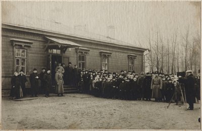 Venter på fjerning av Leo Tolstoys-kroppen på Astapovo-stasjonen, 20. november 1910, 1910 av Unbekannt