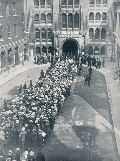 Venter på å komme inn i Guildhall for Mr. Asquiths første store oppfordring til våpenmøte, 1914 av Unbekannt