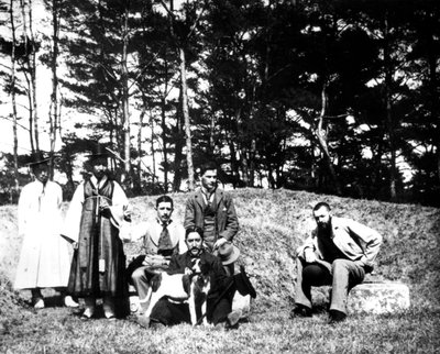 Vestlige besøkende med lokalbefolkningen, Nam San, Korea, 1900 av Unbekannt