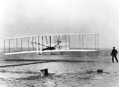 Wilbur og Orville Wright og det første motordrevne flyet, North Carolina, 17. desember 1903 av Unbekannt