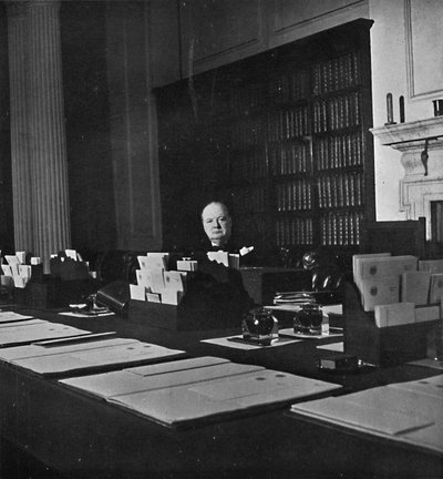 Winston Churchill i kabinettrommet i Downing Street 10, c1940-tallet, 1945 av Unbekannt