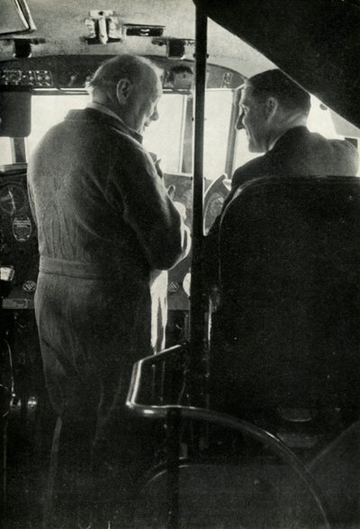 Winston Churchill snakker med kaptein Shakespeare på flybåten Berwick, c1939-c1944 1946. av Unbekannt