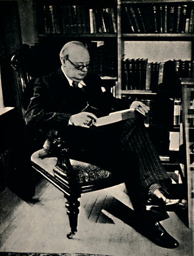 Winston Spencer Churchill i biblioteket hans, 1945. av Unbekannt