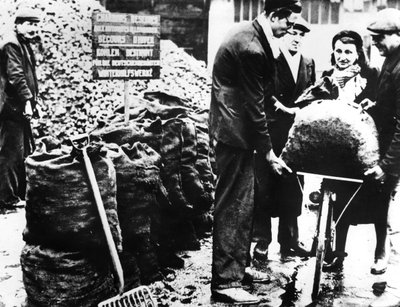 Vinterrelieff, distribusjon av kull, Frankrike 1940-1944 av Unbekannt