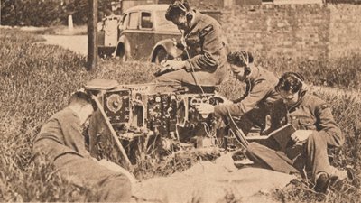 Trådløs operatør inne i siste type treningsmaskin, 1940 av Unbekannt