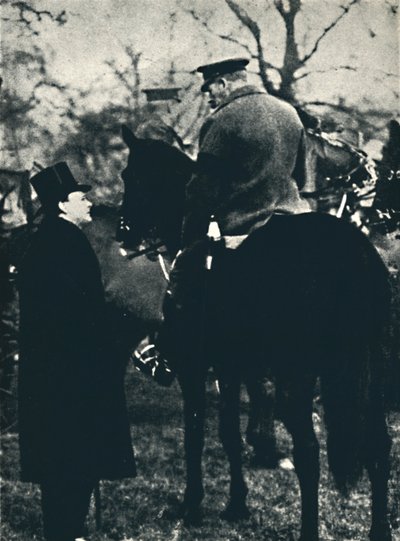 Med kong George V ved militære øvelser, 1913, 1945. av Unbekannt