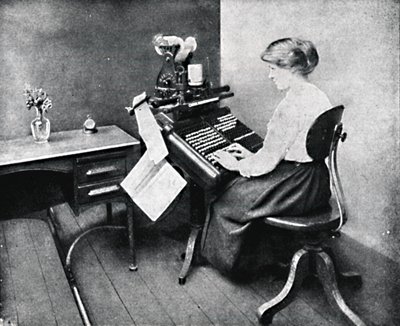 Kvinnelig operatør på monotype-tastatur, 1917 av Unbekannt