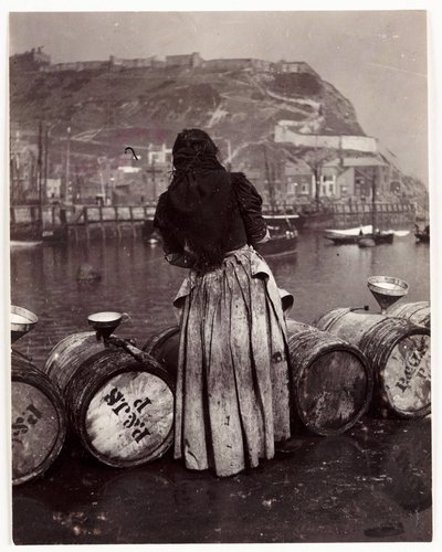 Kvinne og tønner, Whitby Harbour, ca 1905 av Unbekannt