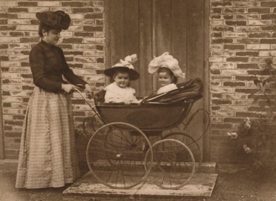 Kvinne og barn i barnevogn, 1937 av Unbekannt