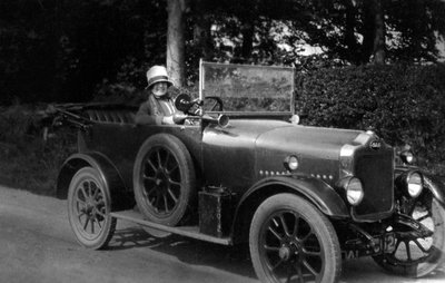 Kvinne som kjører bil, 1930 av Unbekannt