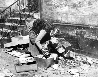 Kvinne jakter på mat, Bayreuth, Tyskland, april 1945 av Unbekannt