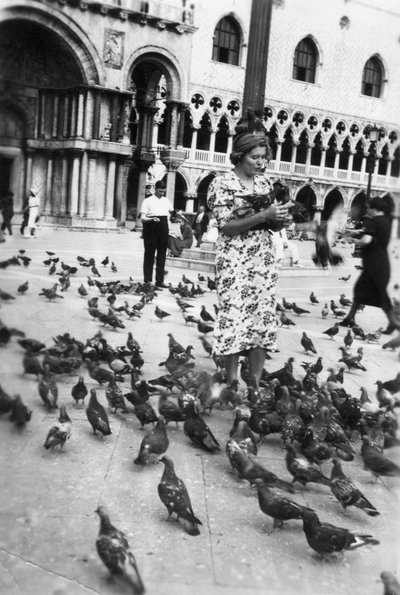 Kvinne omgitt av duer, Markusplassen, Venezia, Italia, 1938 av Unbekannt