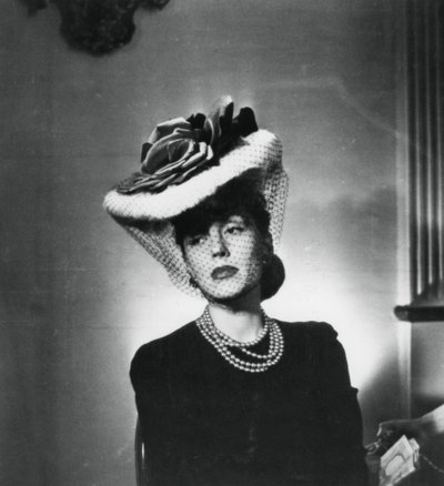 Kvinne iført hatt og slør av den franske motedesigneren Jacques Fath, Frankrike, 1943 av Unbekannt