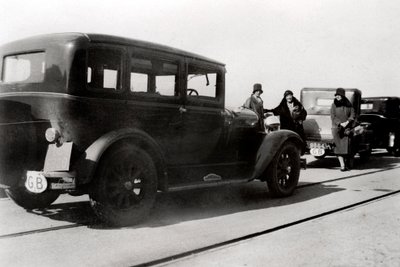 Kvinner og parkerte biler, 1930 av Unbekannt