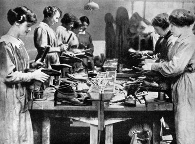 Kvinnelige skomakere som reparerer fottøy til krigsinnsatsen, 1914–1918 1936 av Unbekannt