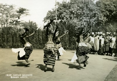 Kvinnelige dansere som opptrer, Sierra Leone, 1900-tallet av Unbekannt