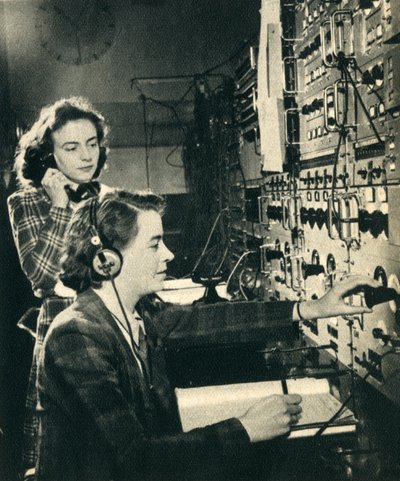 Kvinner har overtatt menns jobber. BBCs kontrollrom som et program går på lufta 1942. av Unbekannt