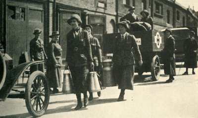Kvinnelige reservister som leverer melk til et sykehus, første verdenskrig, c1914-1918, c1920. av Unbekannt