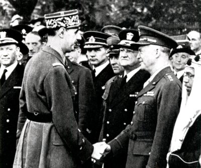 2. verdenskrig: De Gaulle hilser på Eisenhower, 1944 av Unbekannt