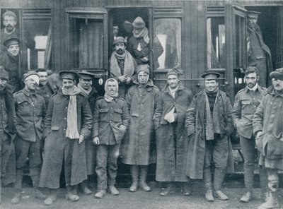 Sårede engelske tropper på vei til et basesykehus, c1914 av Unbekannt