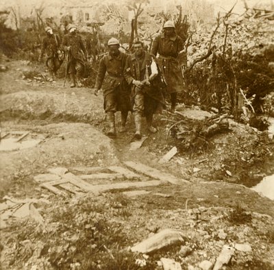 Sårede franske infanterister ankom Chateau dEsnes, Verdun, Nord-Frankrike, 1916 av Unbekannt