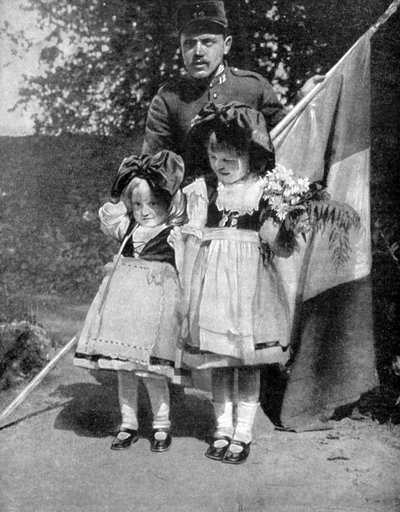 Unge Alsace-barn i tradisjonell kjole med en fransk soldat, første verdenskrig, 1915 av Unbekannt