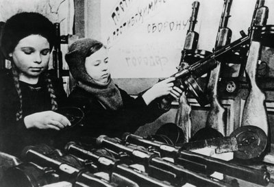 Unge jenter monterer maskingevær på en russisk fabrikk, 1943 av Unbekannt