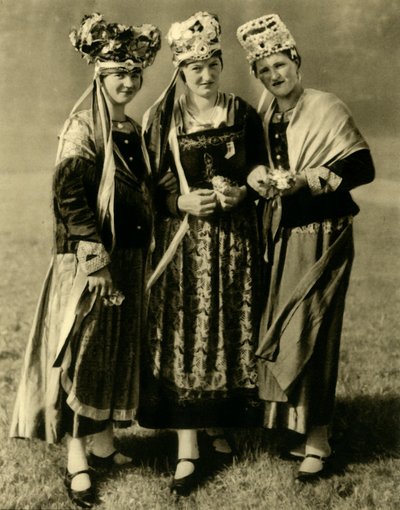 Unge kvinner i tradisjonell drakt, Steiermark, Østerrike, c1935. av Unbekannt