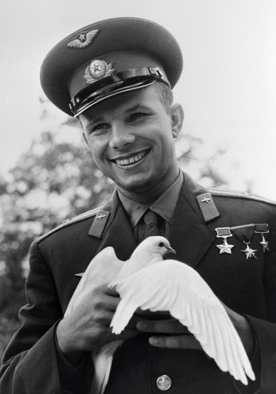 Yuri Gagarin, russisk kosmonaut, c1963-c1964 av Unbekannt