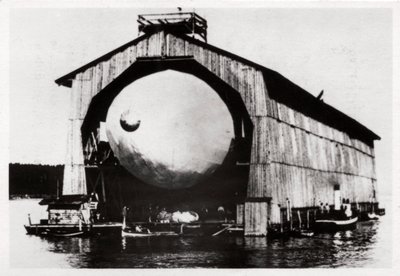 Zeppelin LZ1 i en flytende henger i Manzell, Friedrichshafen, Tyskland, 1900, 1933 av Unbekannt