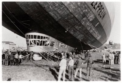 Zeppelin LZ 127 Graf Zeppelin etter landing, 1933 av Unbekannt